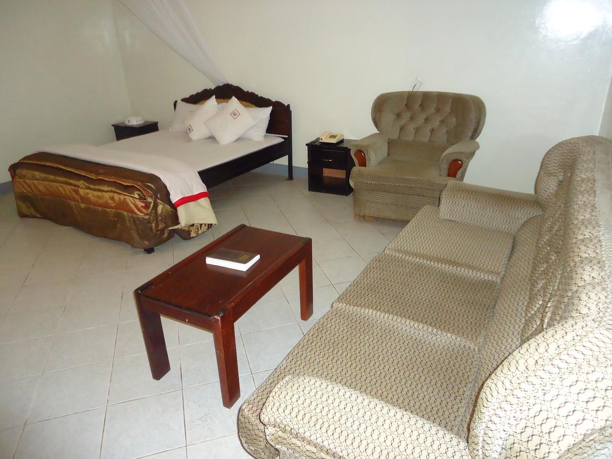 Brisk Hotel Triangle Njeru Εξωτερικό φωτογραφία