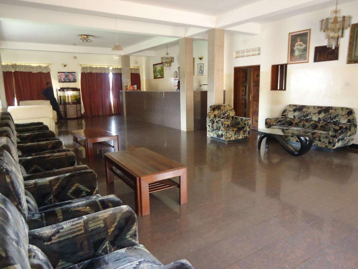 Brisk Hotel Triangle Njeru Εξωτερικό φωτογραφία