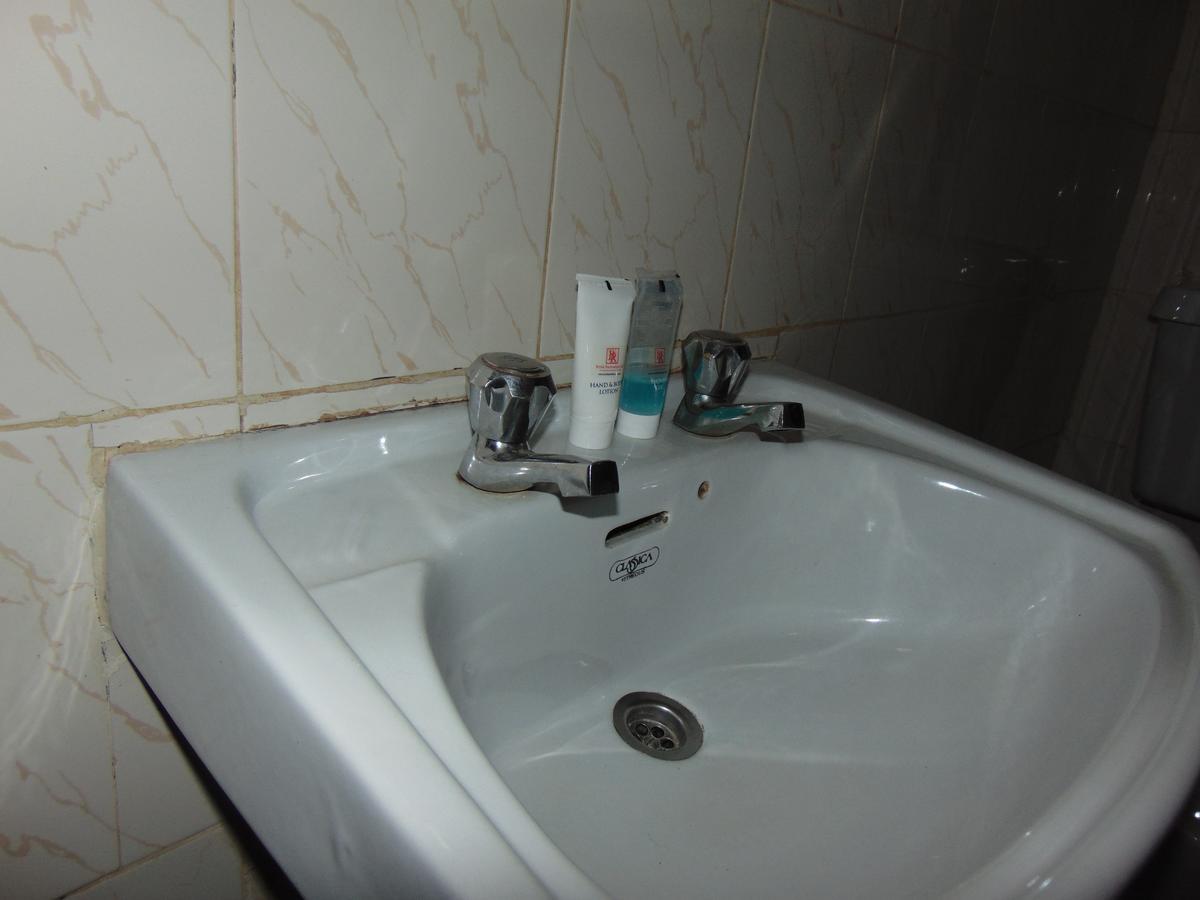 Brisk Hotel Triangle Njeru Εξωτερικό φωτογραφία