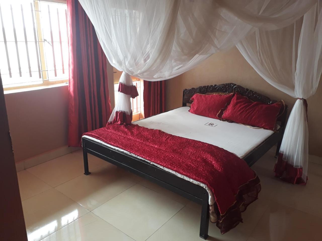 Brisk Hotel Triangle Njeru Εξωτερικό φωτογραφία