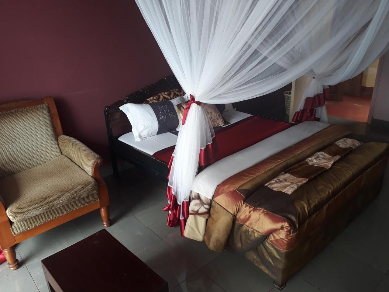 Brisk Hotel Triangle Njeru Εξωτερικό φωτογραφία